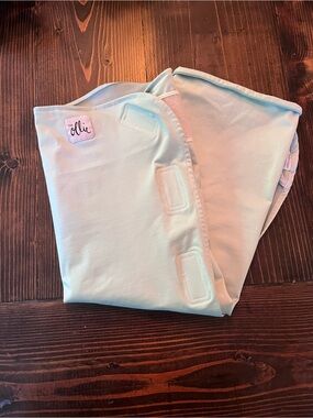 The Ollie swaddle- light blue